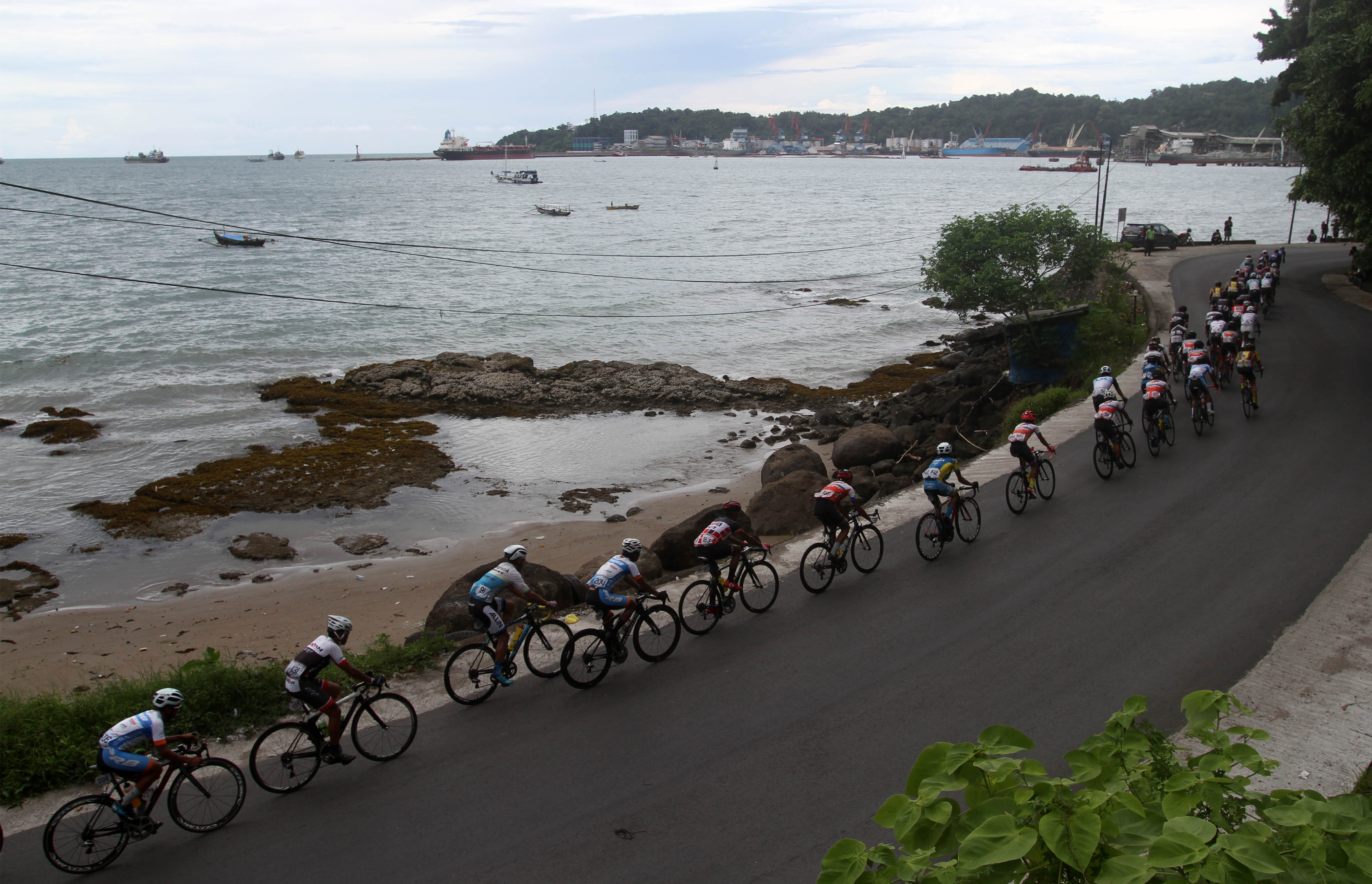 Peserta Tour de Singkarak 2018. Balap sepeda sambil melihat pemandangan indah Sumatra Barat dan Jambi.