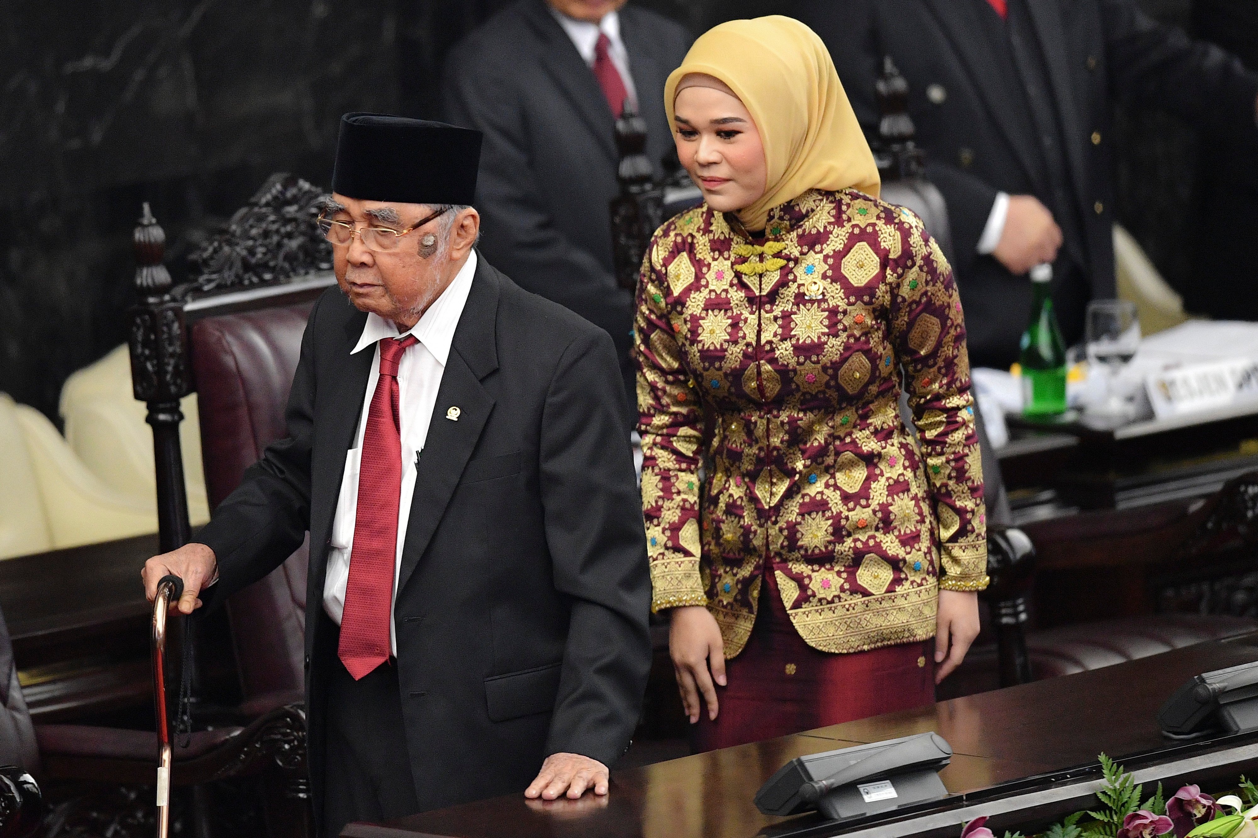 Anggota DPD termuda Jialyka Maharani (kanan) dan Anggota DPD Tertua Sabam Sirait (kiri) menjadi pimpinan DPR sementara.