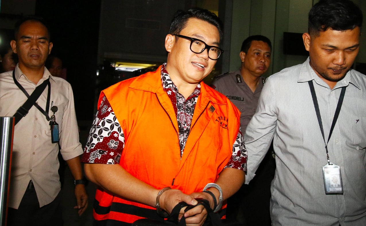 Dirut Perum Perikanan Indonesia (Perindo) Risyanto Suanda mengenakan rompi tahanan usai menjalani pemeriksaan di Gedung KPK, Rabu (25/9)