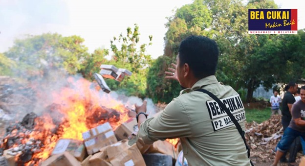 Bea Cukai Makassar mengadakan pemusnahan terhadap rokok dan tembakau iris, serta minuman mengandung alkohol, pada Kamis (24/10) lalu.