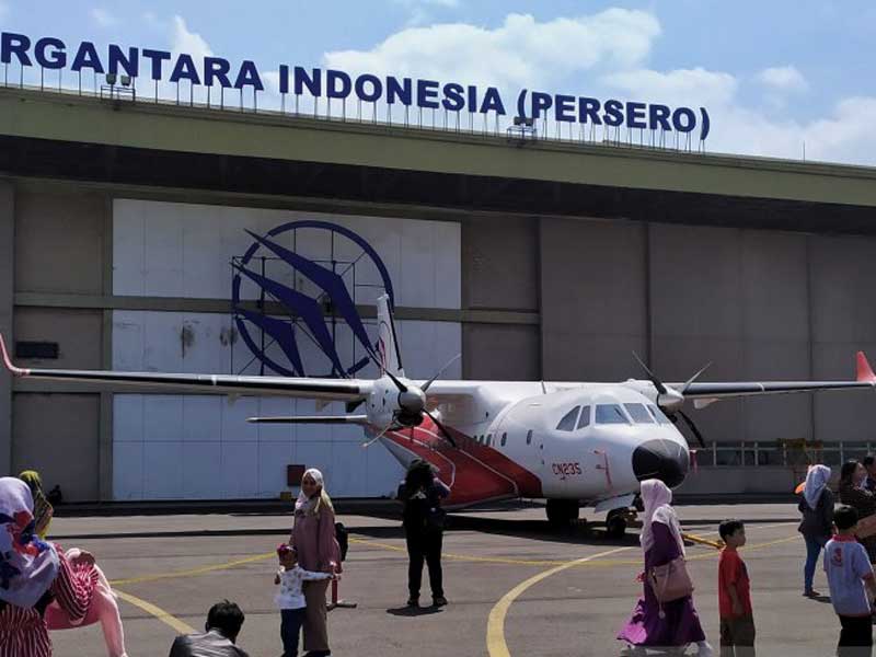 esawat CN235 ditampilkan di depan hangar PT Dirgantara Indonesia (PTDI)