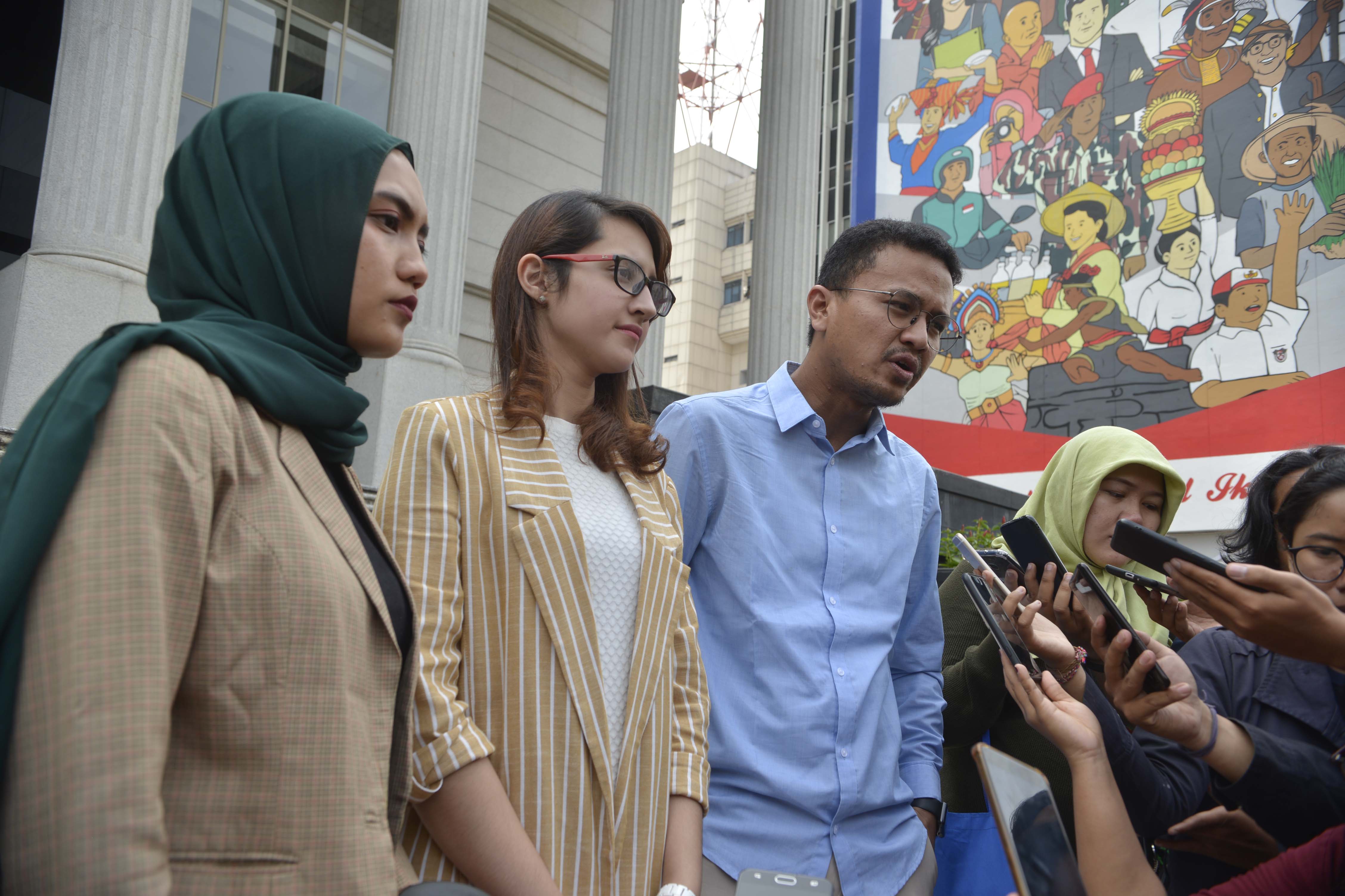  Faldo Maldini (kanan) bersama sejumlah politisi muda lainnya seperti Tsamara Amany (tengah) dan Dara Adinda Kesuma Nasution (kiri)