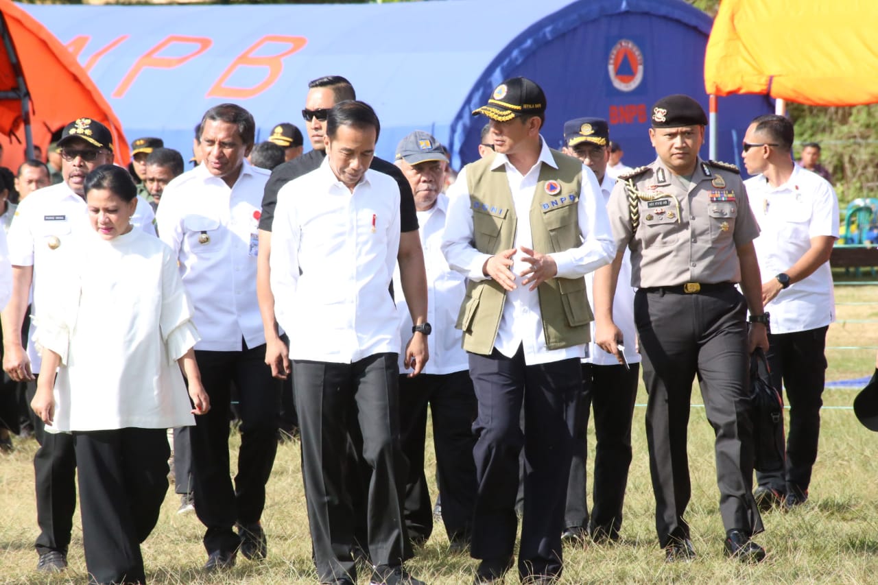 Presiden Jokowi berbincang dengan Kepala BNPB Doni Monardo (tengah)