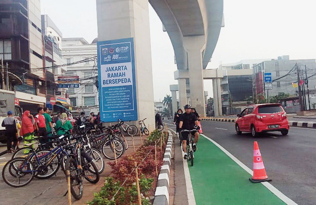 JALUR SEPEDA FASE DUA: Para pesepeda mencoba fase dua jalur khusus sepeda di kawasan Fatmawati, Jakarta Selatan, kemarin. 