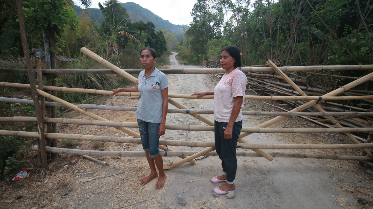 Jalan menuju ke SMAN 2 Aesesa, Kabupaten Nagekeo, NTT diblokir oleh pemilik tanah karena belum dibayar ganti rugi pembebasan tanah.