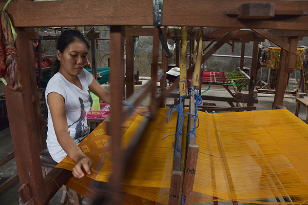 Porduksi kain endek khas Bali
