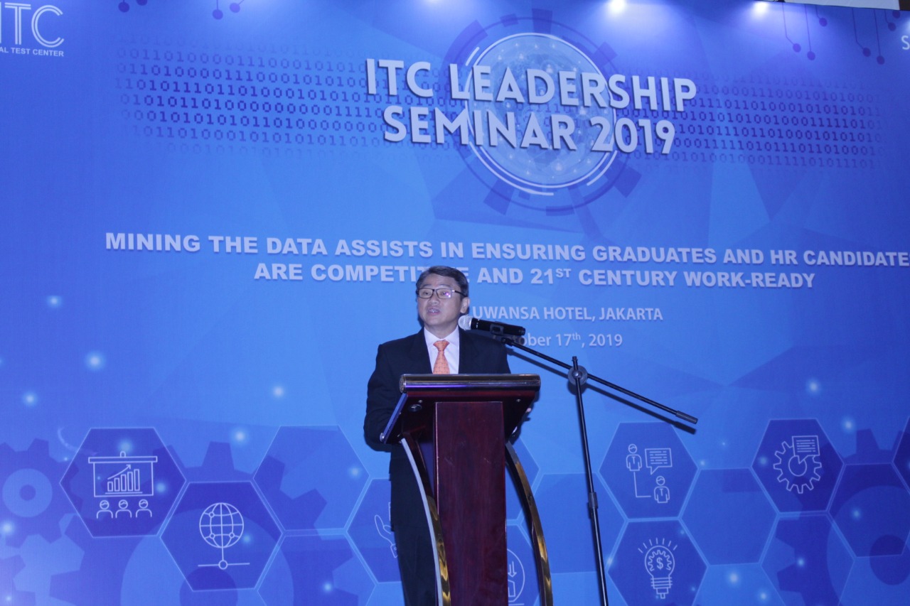 Victor Chan, CEO International Test Center menjadi pembicara dalam seminar kepemimpinan di Jakarta, Kamis (17/10).
