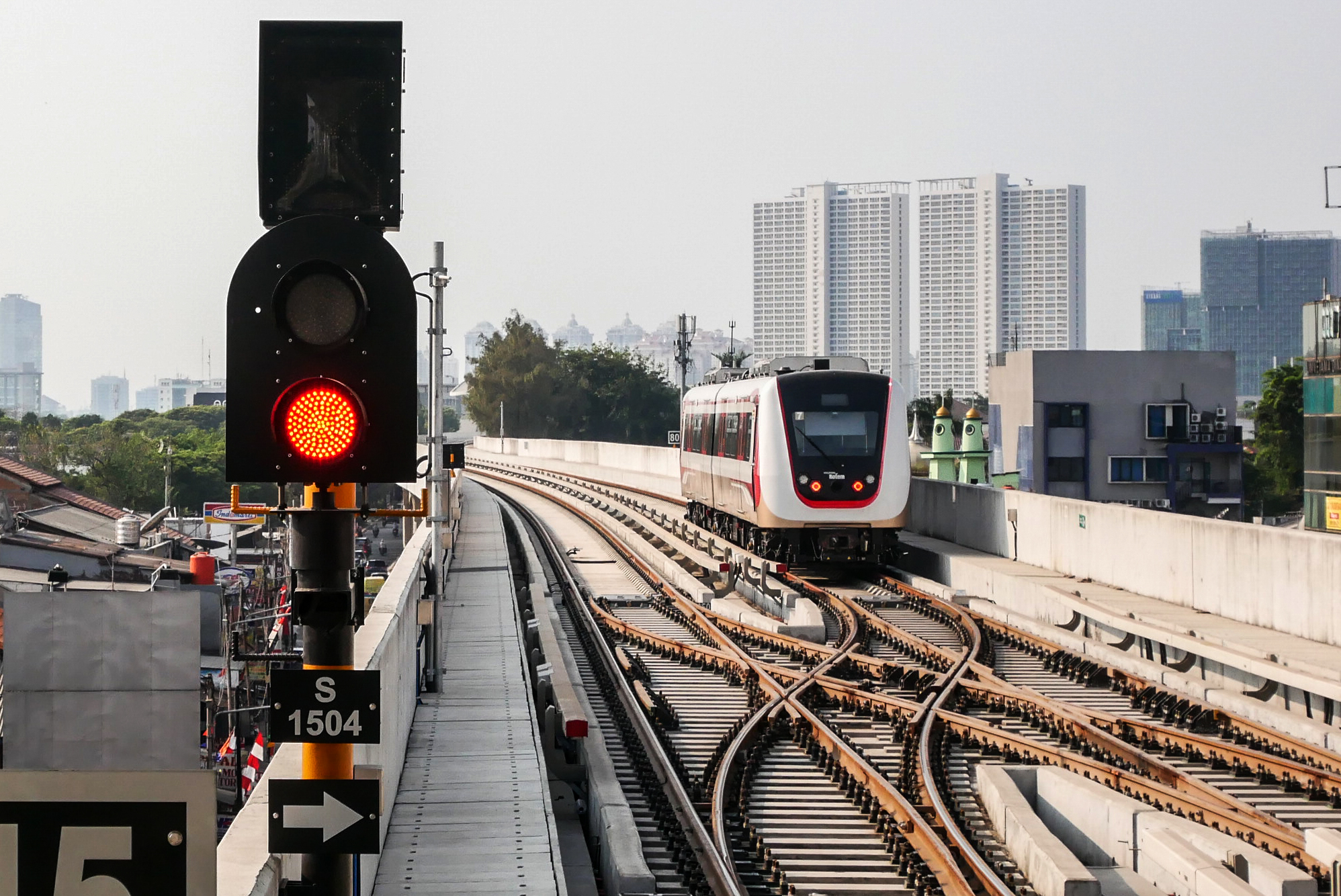 Rangkaian kereta LRT meninggalkan Stasiun Velodrome, Jakarta, Selasa (13/8/2019)