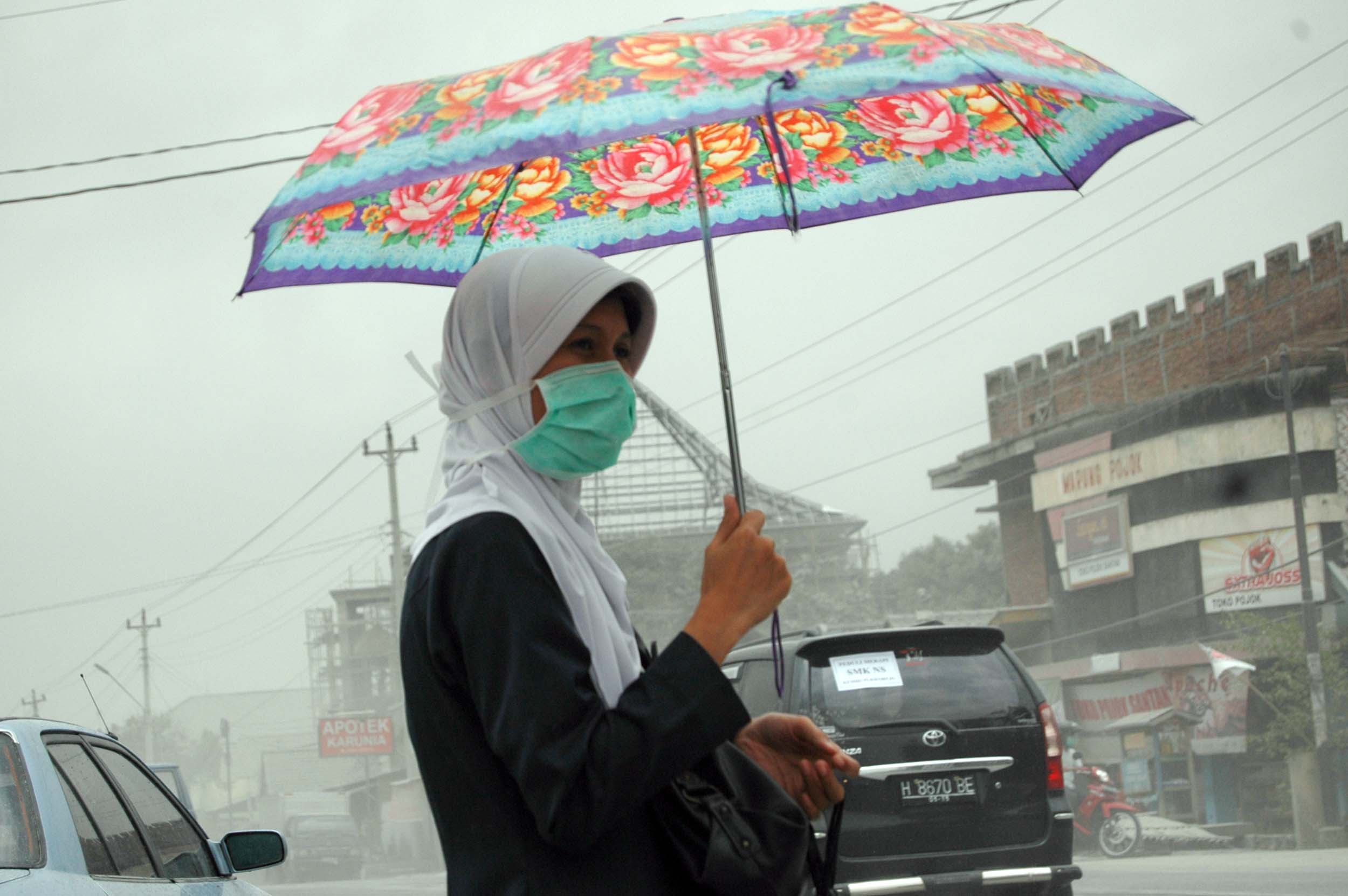 Hujan abu mengguyur 17 desa yang tersebar di enam kecamatan wilayah Kabupaten Magelang, Jawa Tengah.