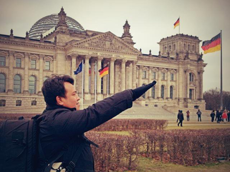 Dandhy Laksono melakukan salam ala Nazi di Jerman