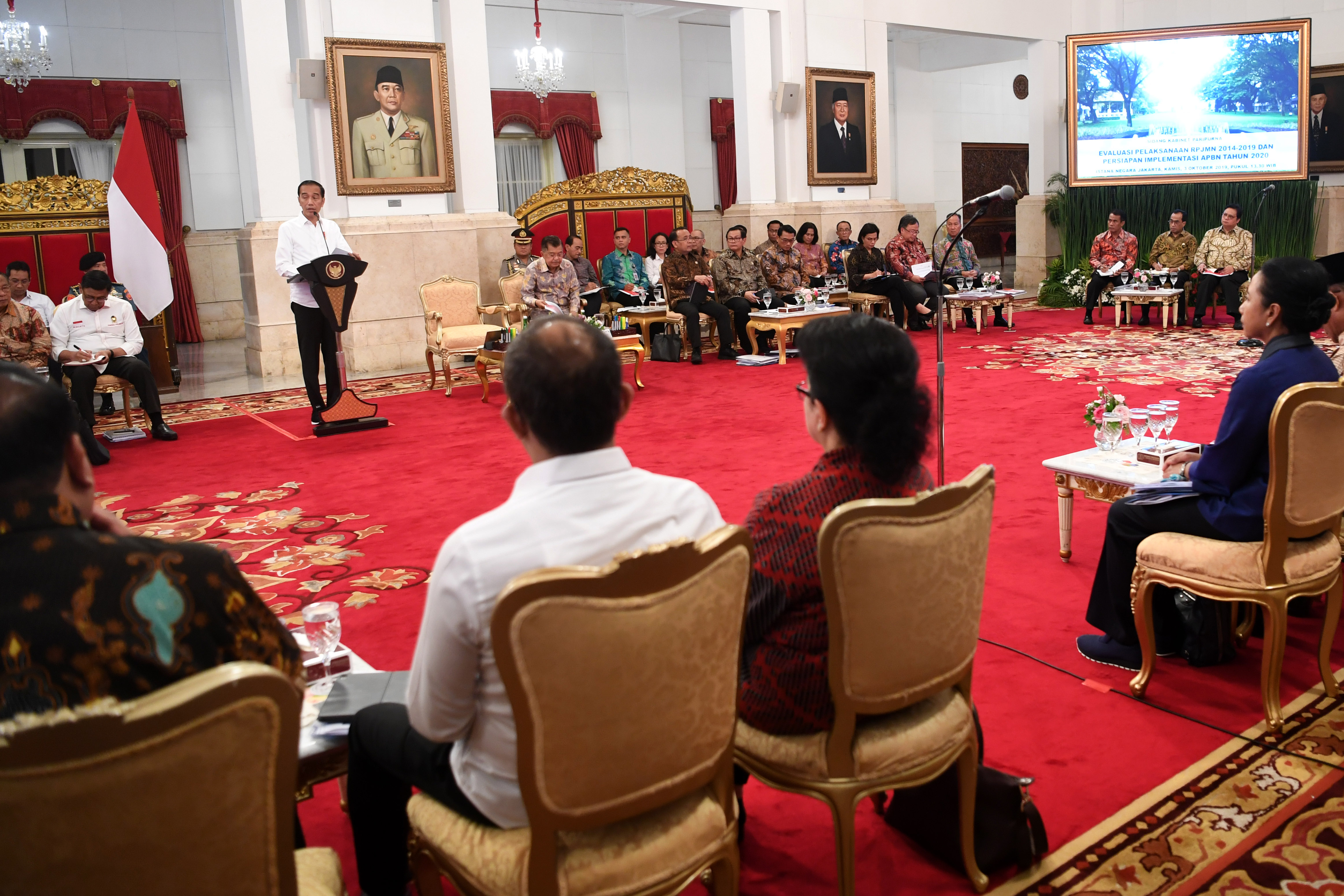 Presiden Joko Widodo memimpin sidang kabinet paripurna di Istana Negara.