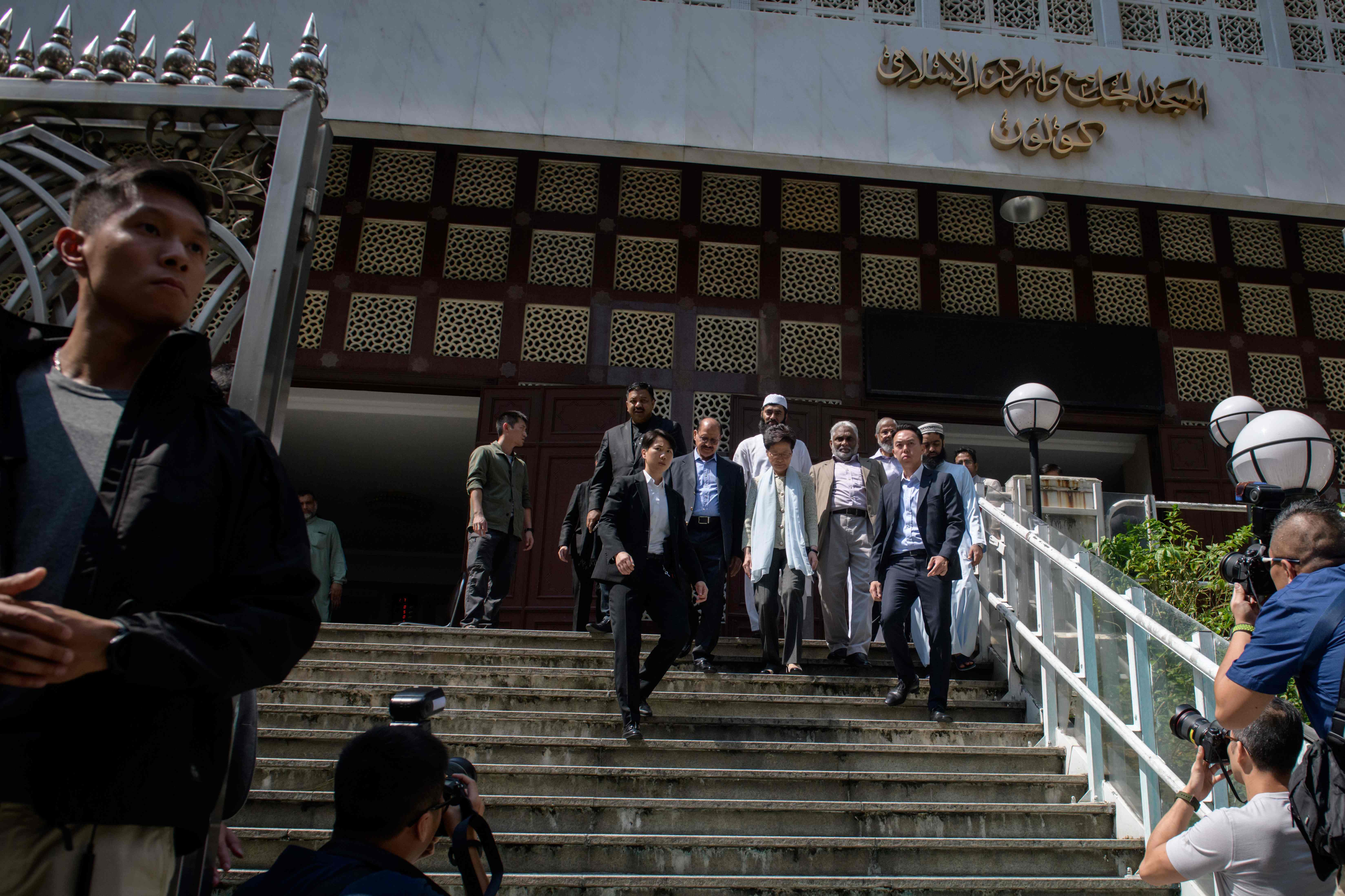Kepala Eksekutif Hong Kong Carrie Lam (C) keluar dari Masjid Kowloon, atau Masjid dan Islamic Centre Kowloon.
