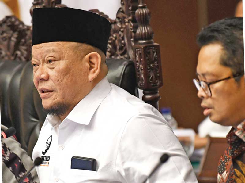 Ketua Dewan Perwakilan Daerah (DPD) La Nyalla Mattalitti (kiri) didampingi Wakil Ketua Mahyudin memimpin sidang paripurna di kompleks parlem