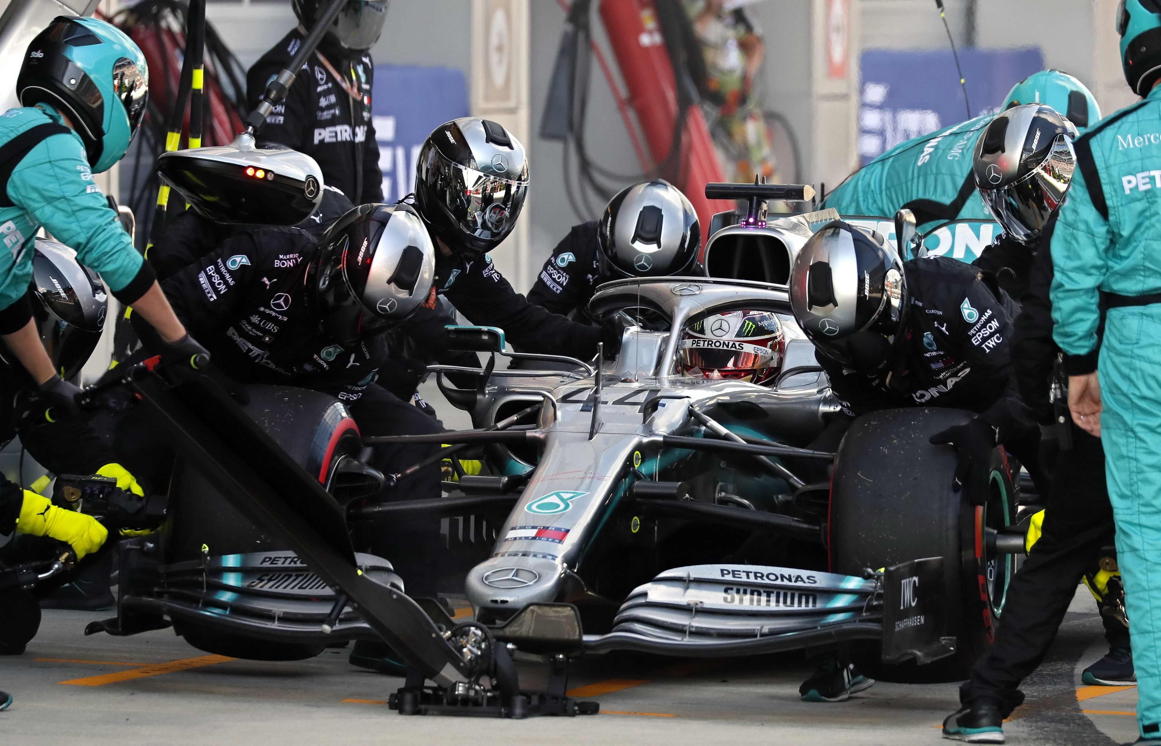 Pembalap Mercedes Lewis Hamilton melakukan pit stop di GP Rusia.