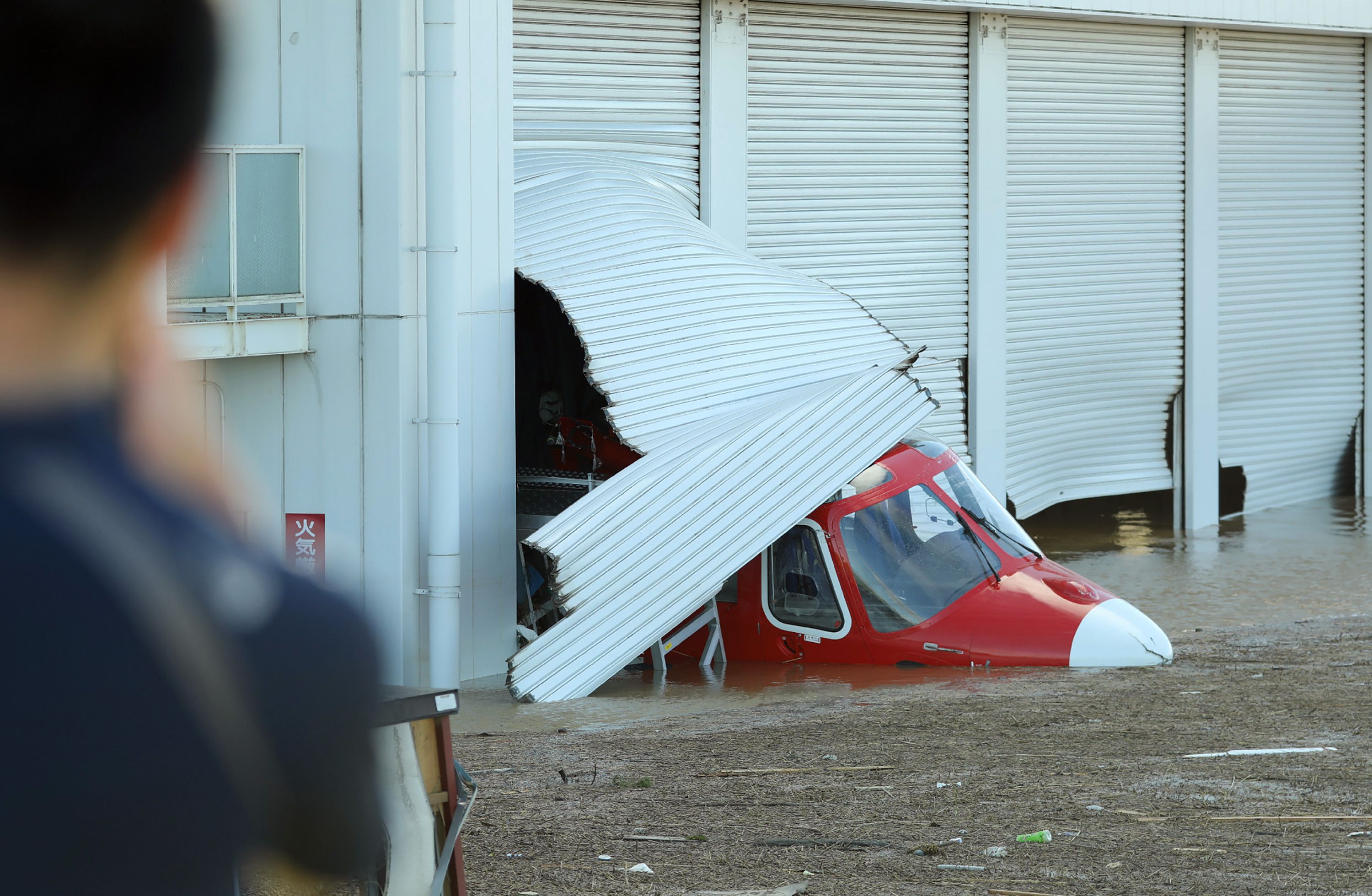 Sebuah helikopter terendam banjir akibat topan Hagibis yang melanda sejumlah wilayah di Jepang. Sebanyak 23 orang tewas dan 16 orang hilang.
