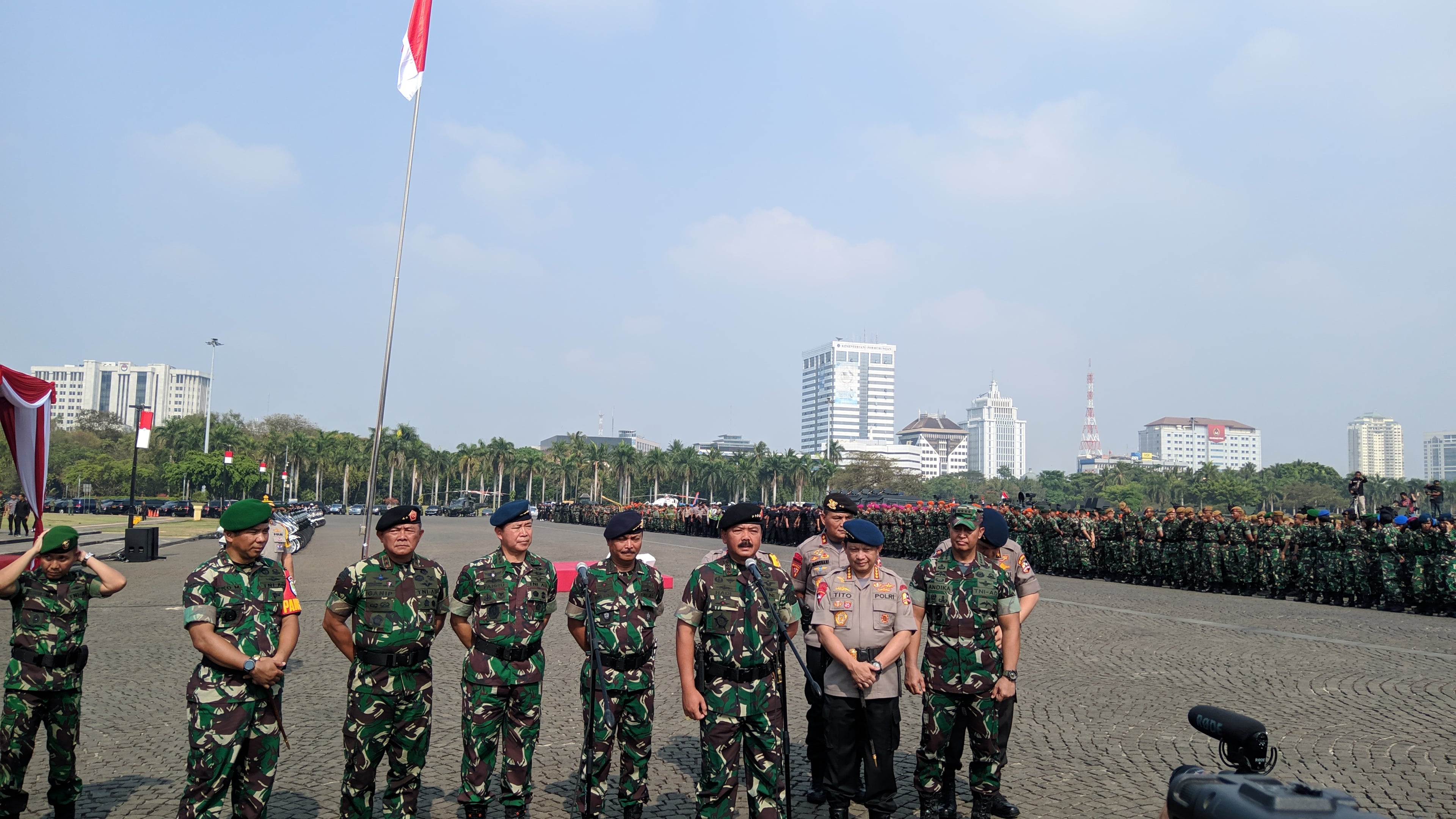 Apel persiapan pengamanan pelantikan Presiden dan Wakil Presiden di Lapangan Silang Monas, Kamis (17/10).