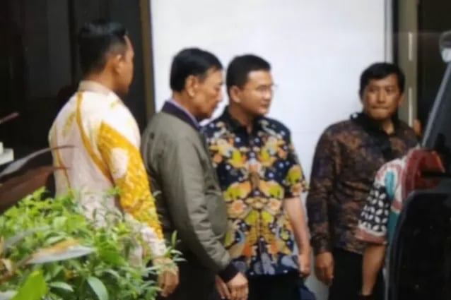 Menko Polhukam Wiranto (berjaket hijau) saat meninggalkan RSPAD Gatot Subroto, Sabtu (19/10).   