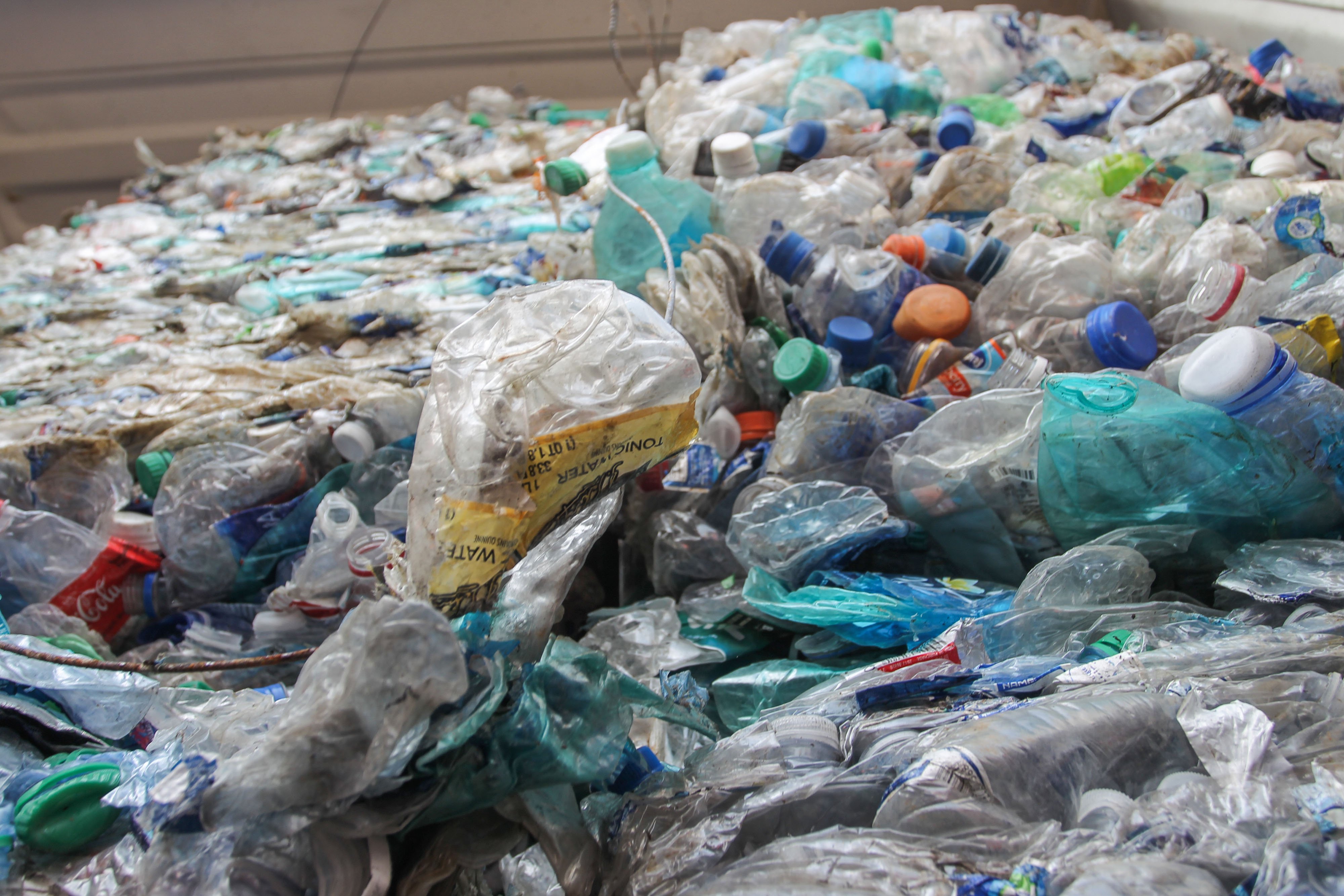 Kontainer berisi sampah limbah B3 di Terminal Peti Kemas Koja, Jakarta, Rabu (18/9/2019). 