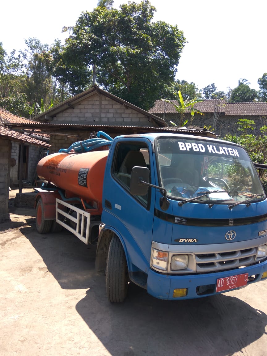 Bantuan air bersigh dari BPBD Klaten untuk desa yang mengalami kekeringan