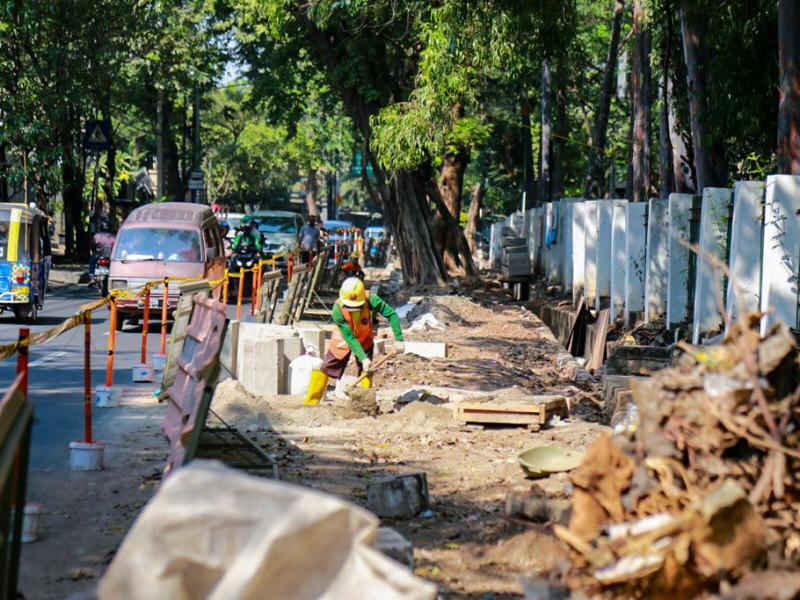Perbaikan trotoar di Jalan Tebet Timur Raya, Tebet, Jakarta Selatan.
