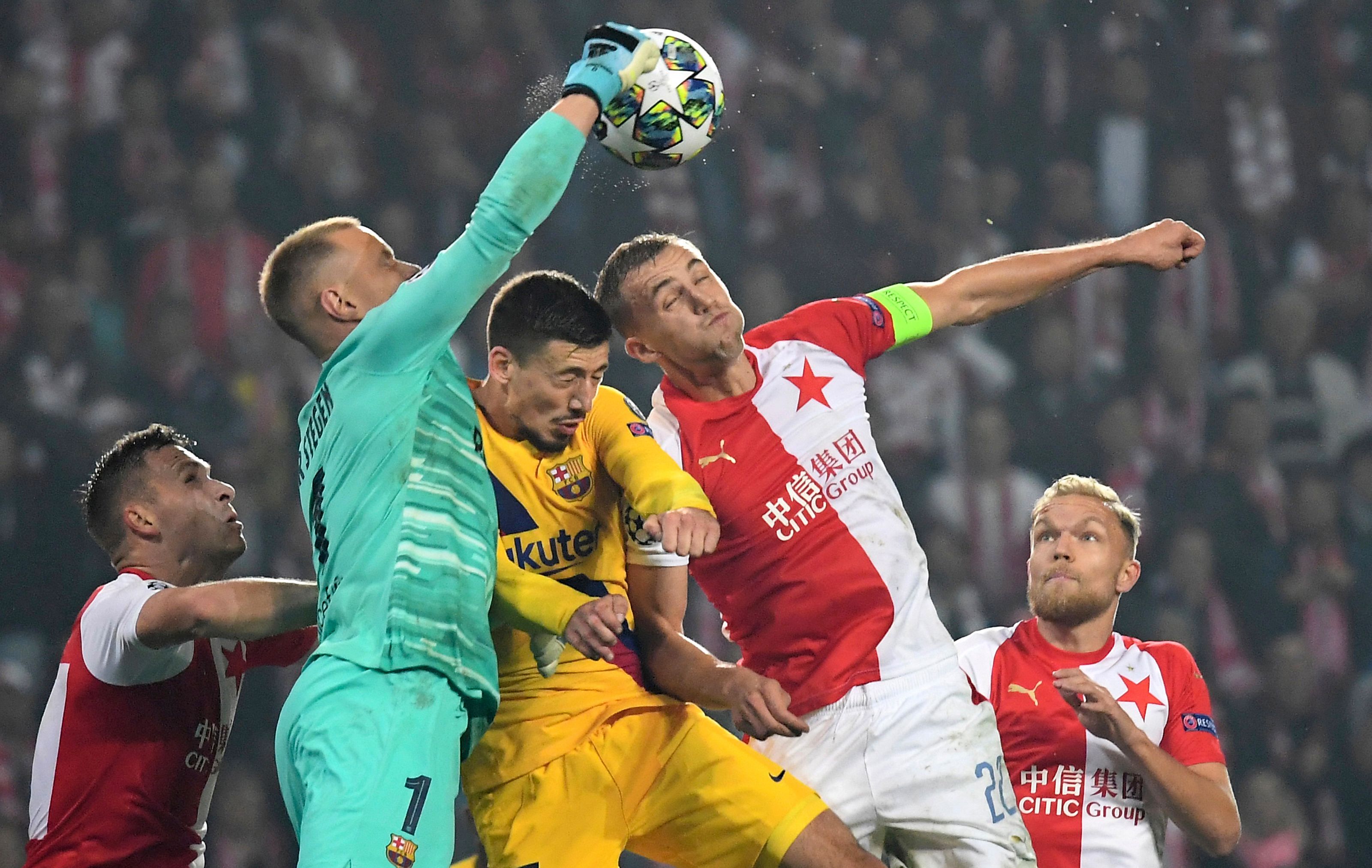 Penjaga gawang Barcelona Marc Andre Ter Stegen berjibaku dalam laga Liga Champions di markas Slavia Praha.