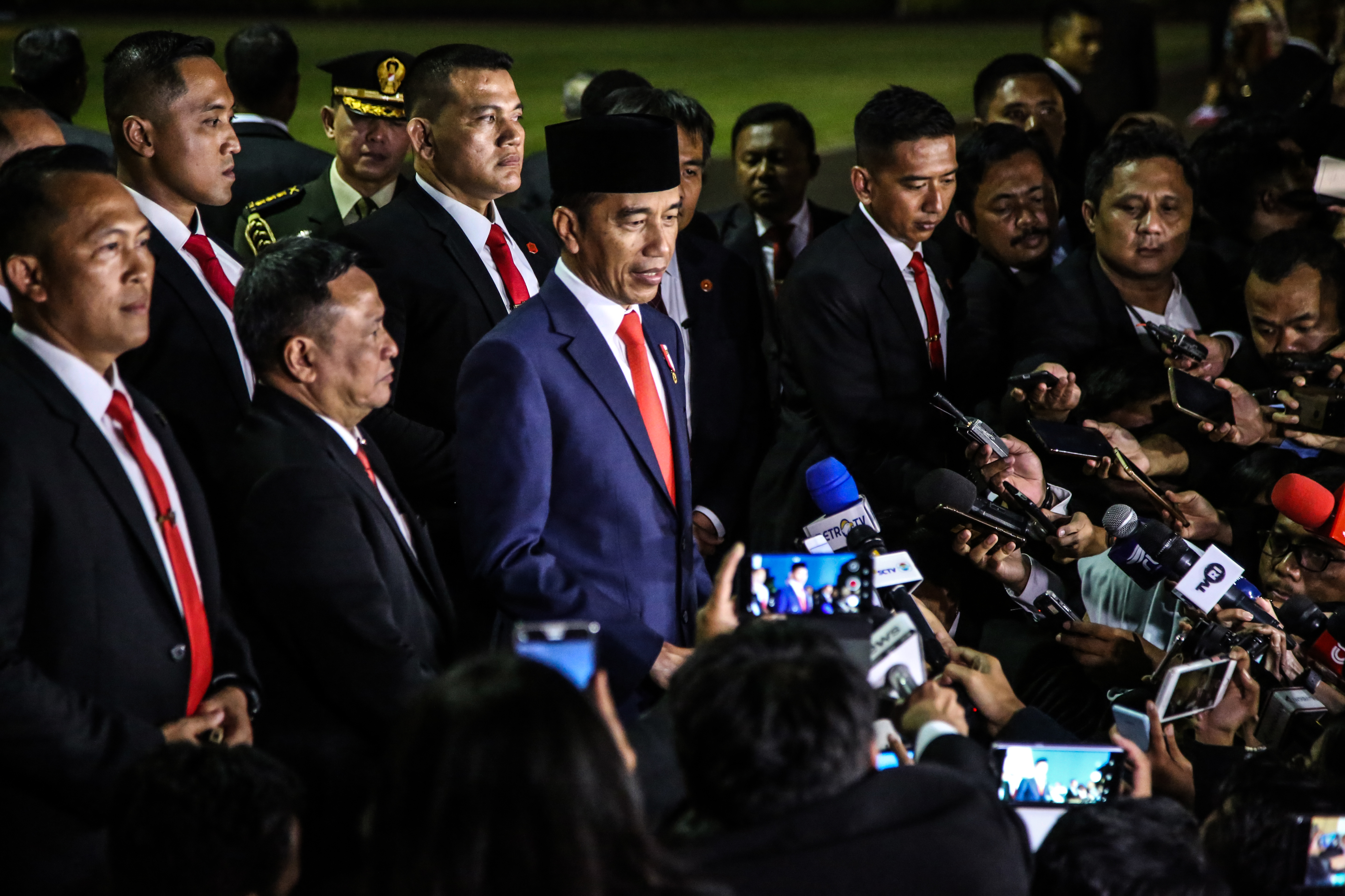 Presiden Joko Widodo memberikan keterangan kepada wartawan seusai mengikuti pelantikan di halaman Istana Merdeka, Jakarta, Minggu (20/10).