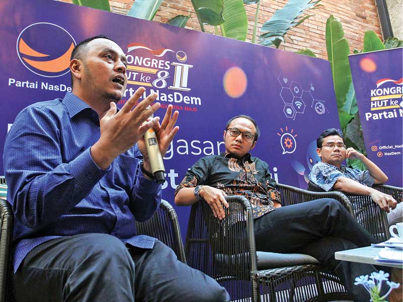  Anggota DPR-RI dari Fraksi Partai NasDem Willy Aditnya (kiri) bersama pengamat politik Yunarto Wijaya (tengah), dan dosen Universitas Param