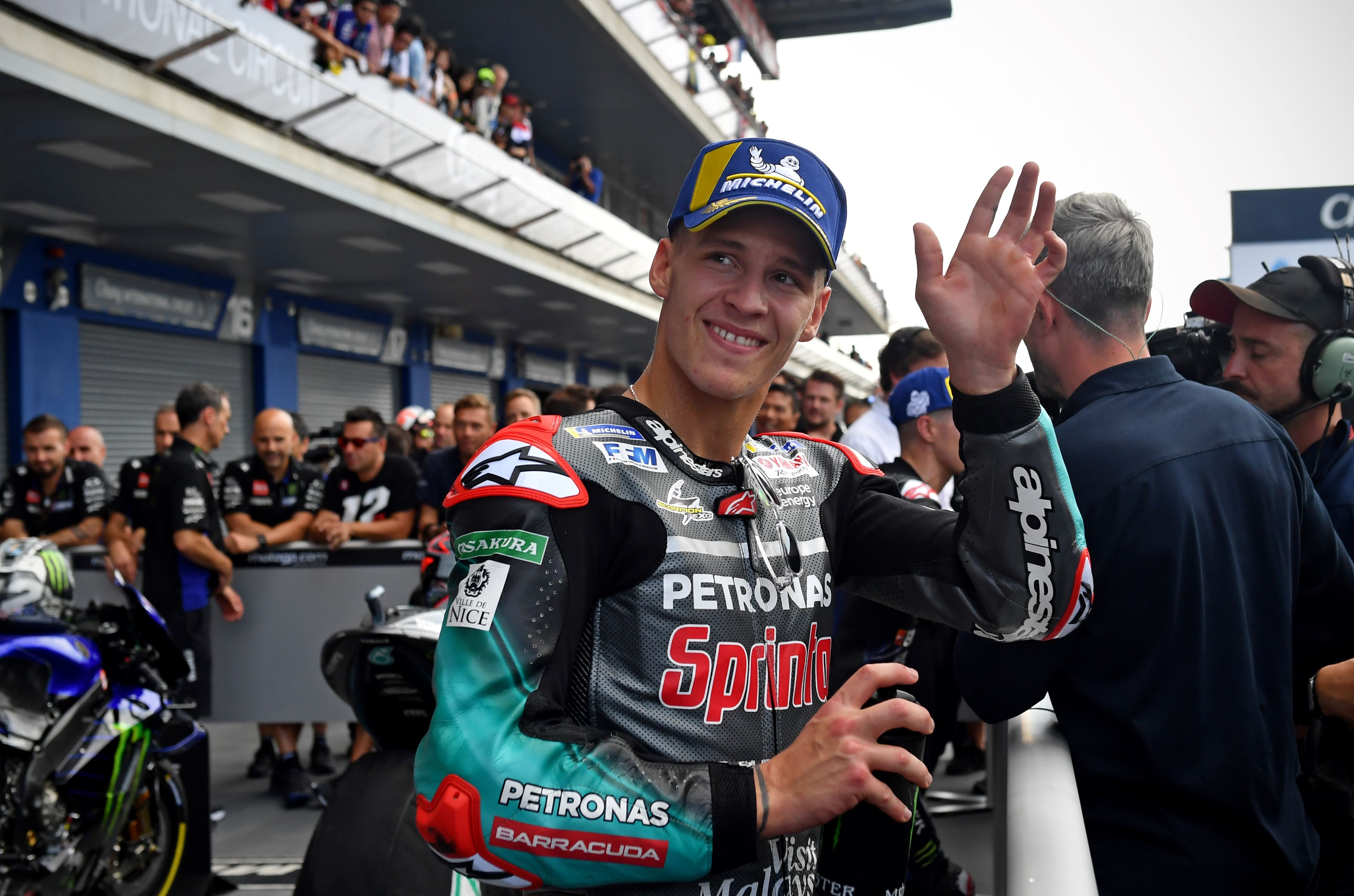 Pembalap Prancis Fabio Quartararo  dari tim Petronas Yamaha SRT tersenyum setelah meraih poisisi pole. 