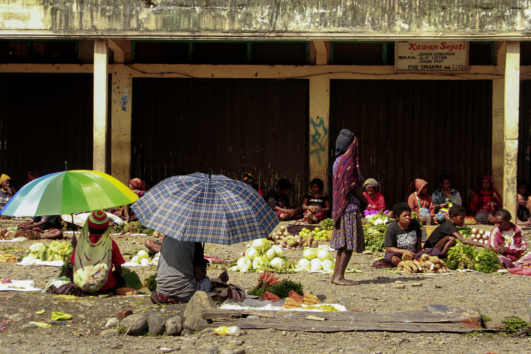 Sejumlah pedagang berjualan di Pasar Sinakma, Wamena, Papua, Rabu (2/10)