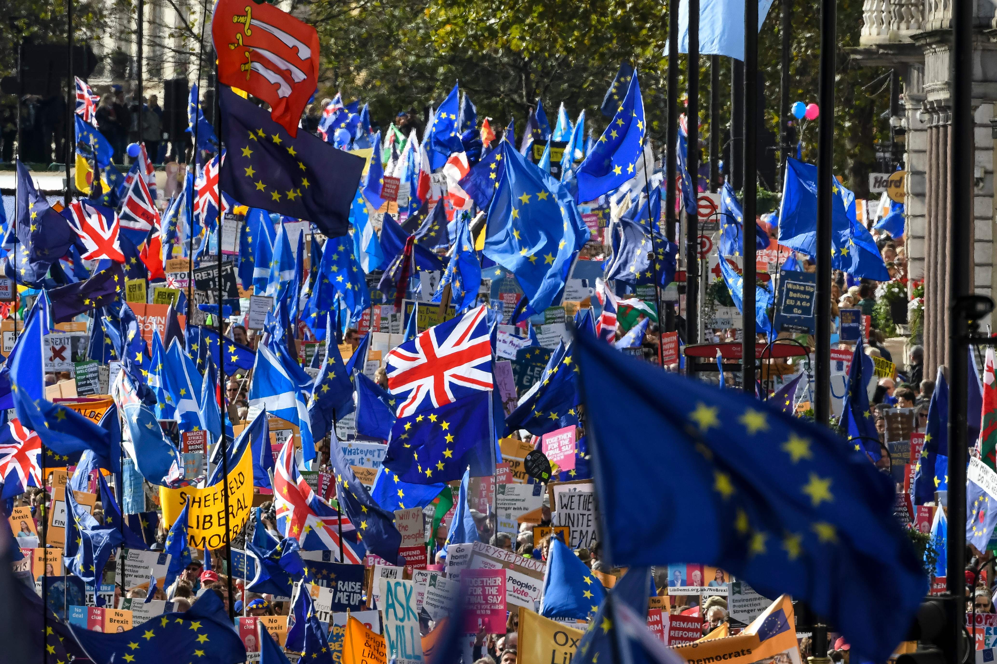 Warga Inggris berkumpul di Kota London, Sabtu (19/10).  PM Inggris Boris Johnson memutuskan menunda Inggris keluar dari Uni Eropa. 