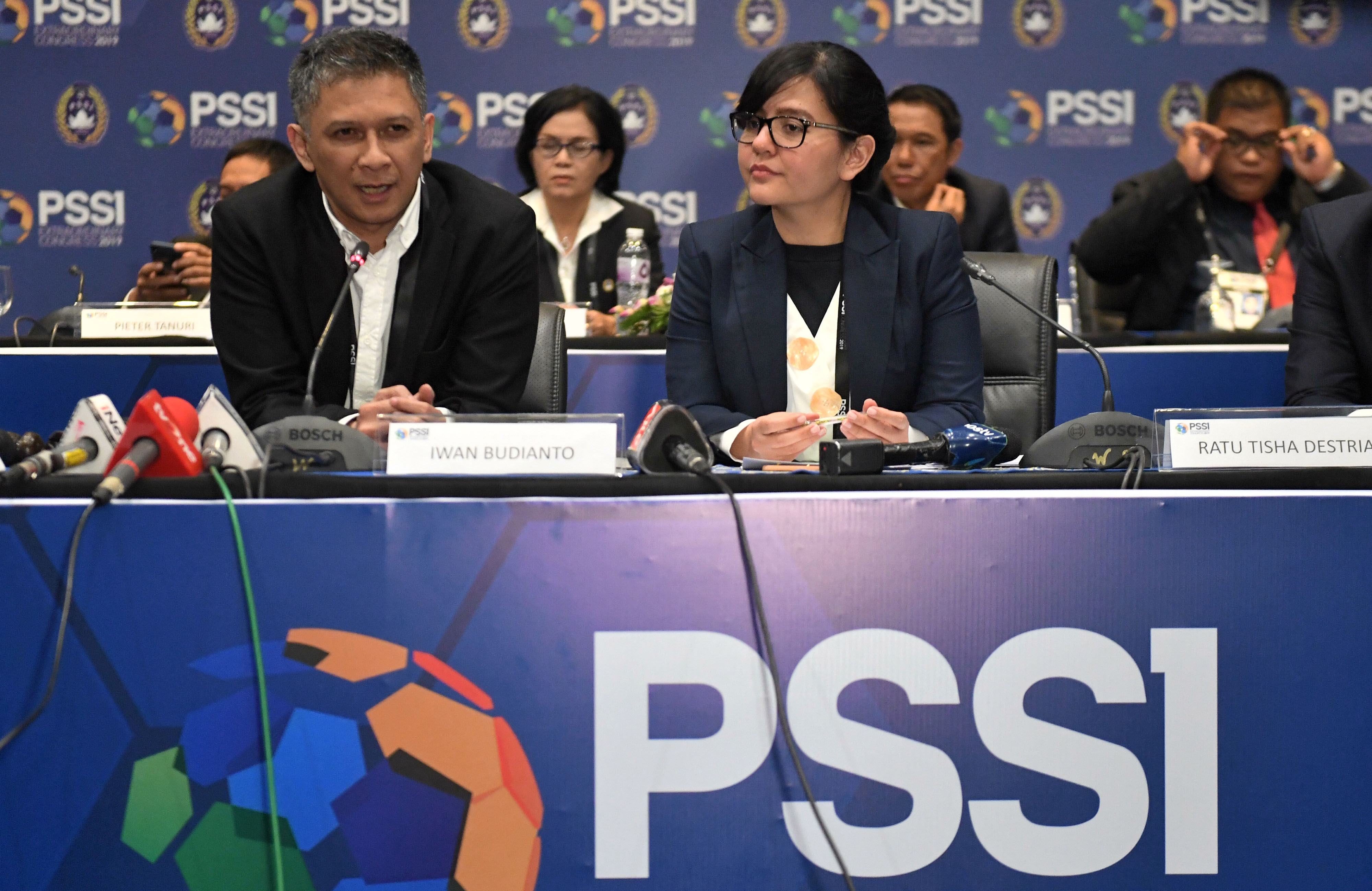 Plt Ketua Umum PSSi Iwan Budianto dengan Sekjen PSSi Ratu Tisha