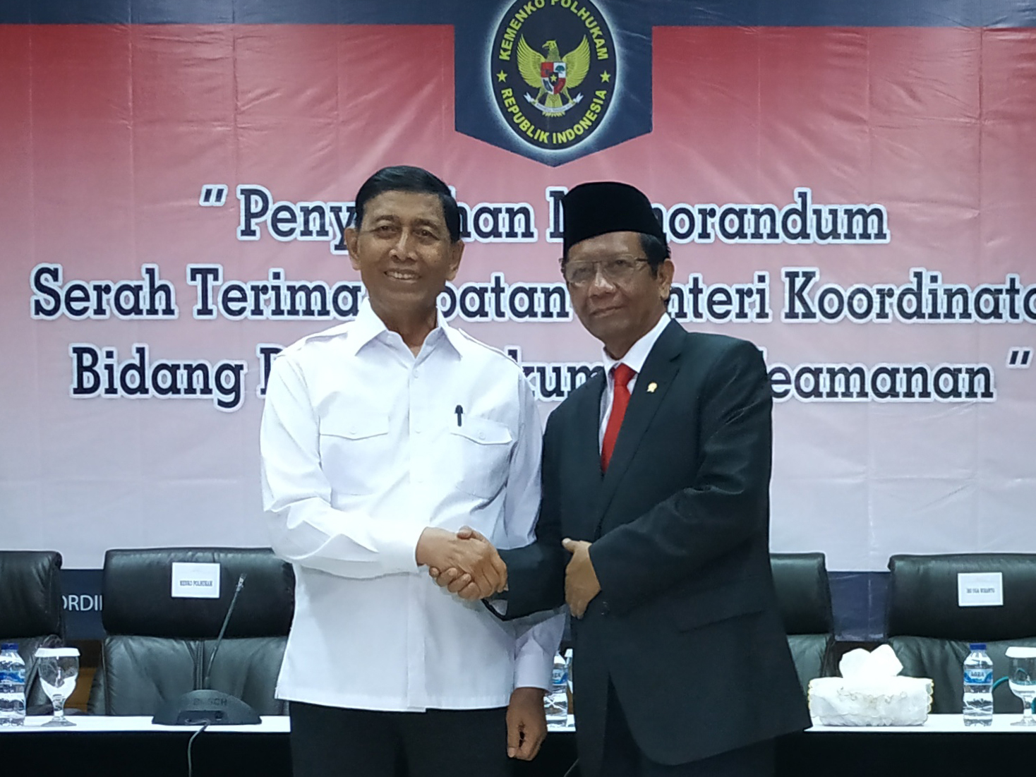 Wiranto melakukan Sertijab pada Menko Polhukam baru Mahfud MD di Kemenko Polhukam Jakarta (23/10)