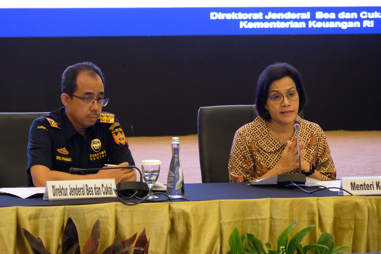 Dirjen Bea dan Cukai Heru Pambudi (kiri) dan Menkeu Sri Mulyani pada acara jumpa pers di Jakarta, Senin (14/10). 