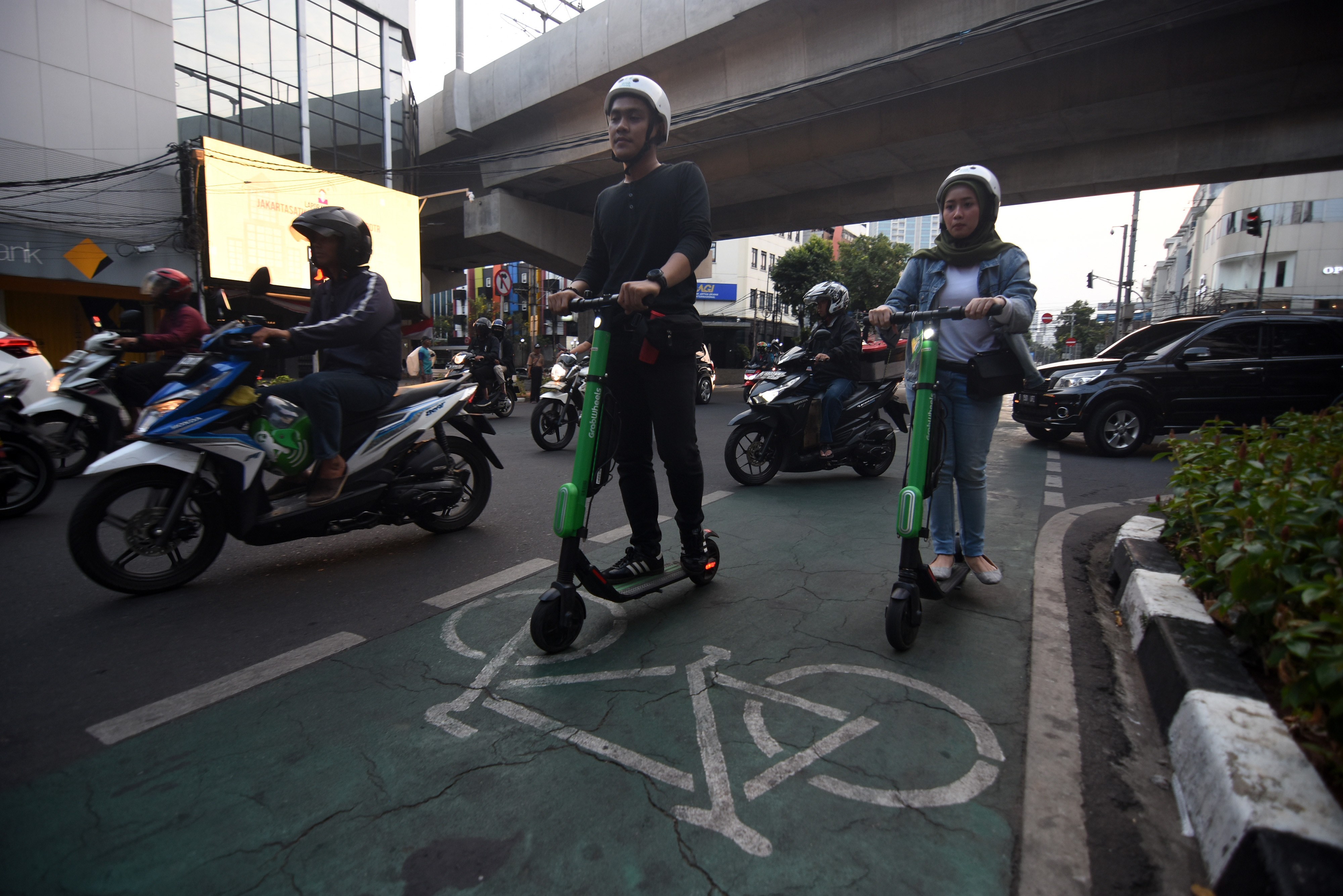 Dishub DKI Perbolehkan Otopet Listrik Melintas di Jalur Sepeda