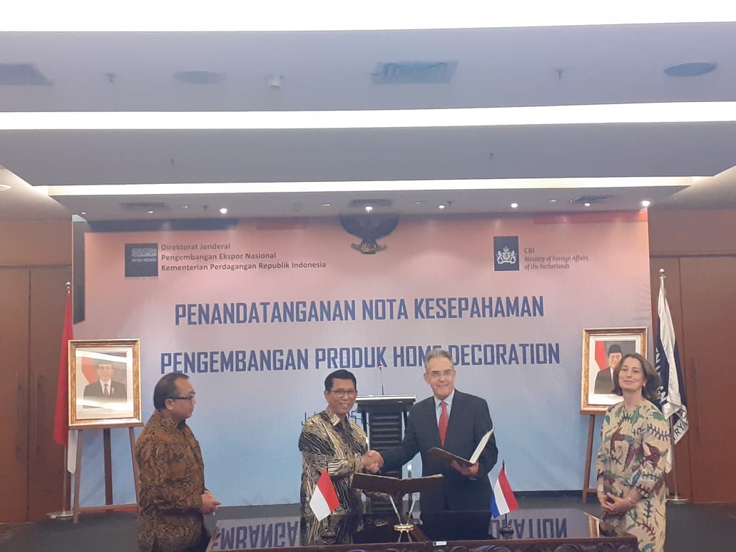 Dirjen Pengembangan Ekspor Nasional Doddy Edward (kedua dari kiri) dan Direktur CBI Hans Obdeijn (kedua dari kanan) tanda tangani MoU