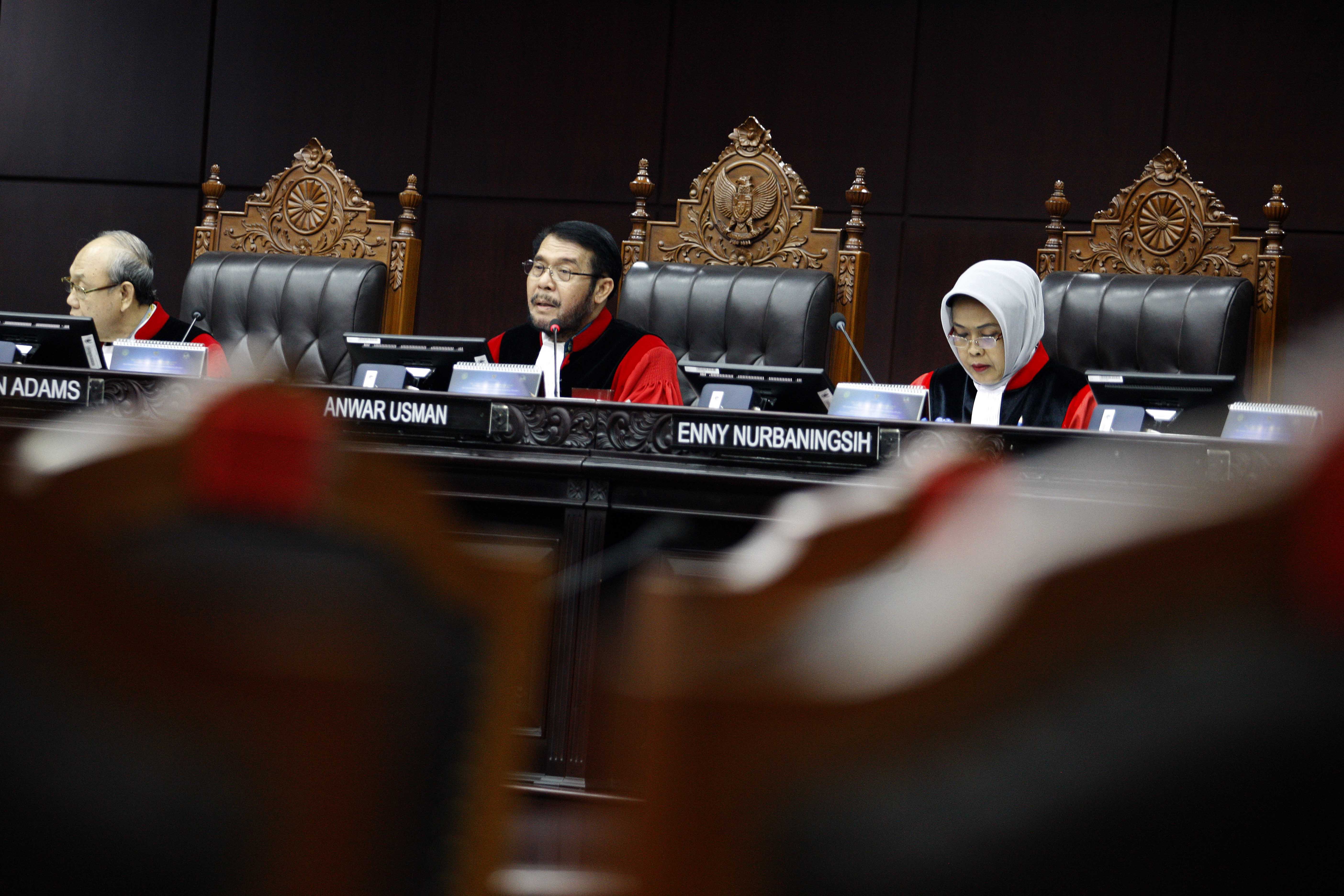 Anggota Majelis Hakim Mahkamah Konstitusi (MK) Enny Nurbaningsih menganggap para pemohon uji materi UU KPK tidak serius