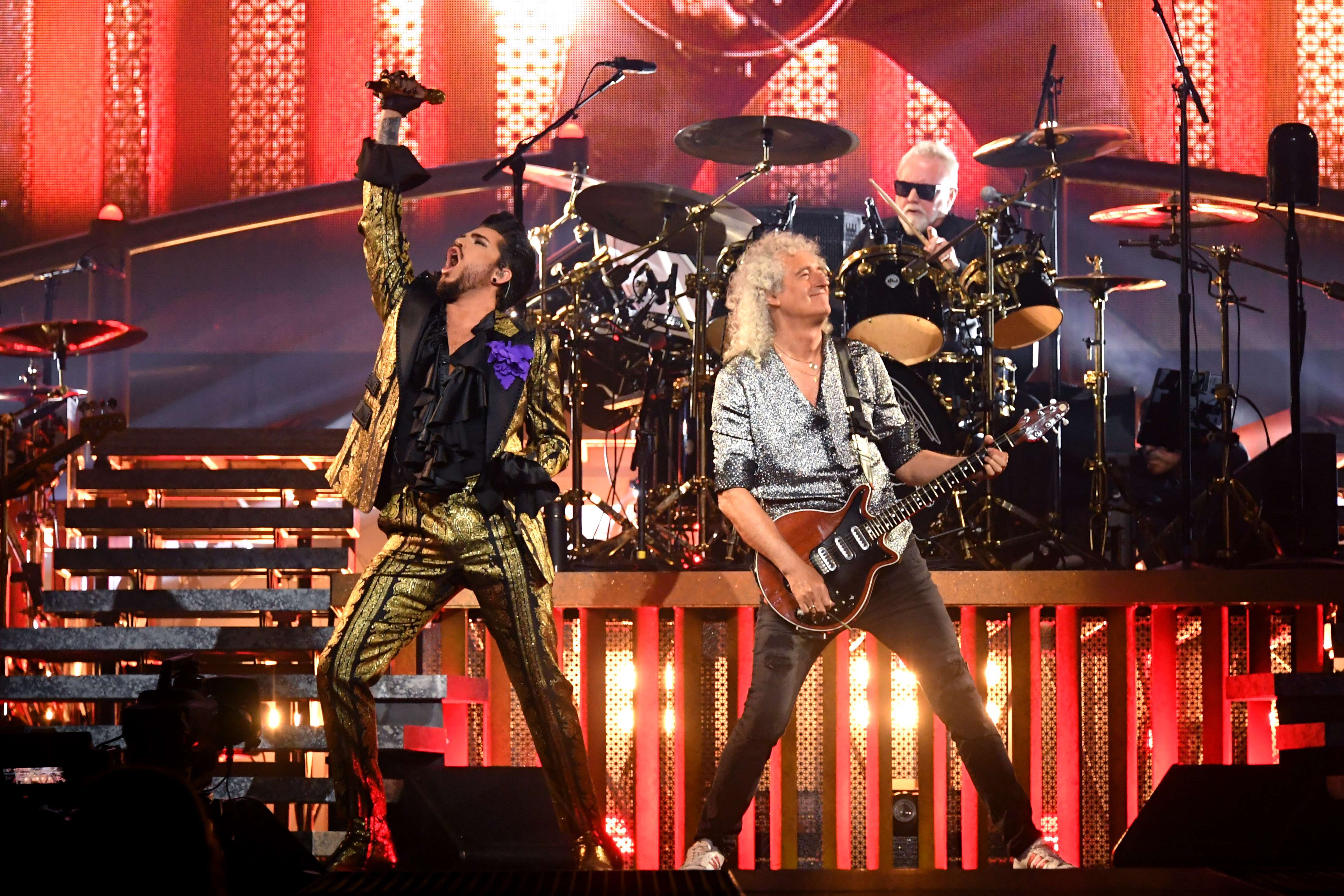Queen (Brian May dan Roger Taylor) tampil bersama Adam Lambert