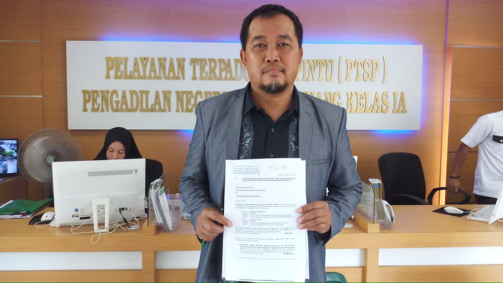 Koordinator MAKI Boyamin Saiman saat mendaftarkan gugatan praperadilan
