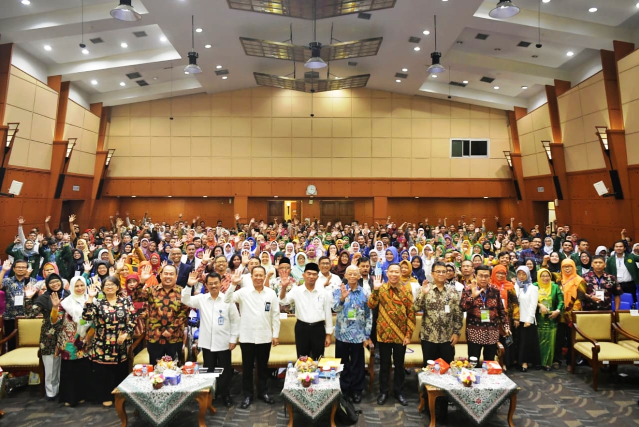 Mendikbud, Muhadjir Effendy, bersama narasumber dan pejabat eselon I serta pejabat eselon II di ruangan Ditjen GTK Kemendikbud.