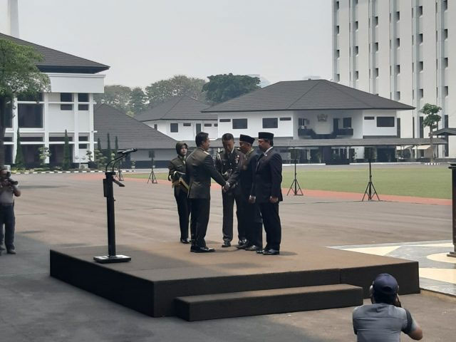  KSAD Jenderal TNI Andika Perkasa menyematkan tanda kehormatan Bintang Kartika Eka Paksi kepad 2 pejabat utama BPK RI  