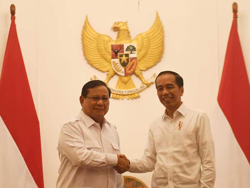 Presiden Joko Widodo (kanan) berjabat tangan dengan Ketua Umum Partai Gerindra Prabowo Subianto (kiri) dalam pertemuan di Istana Merdeka.