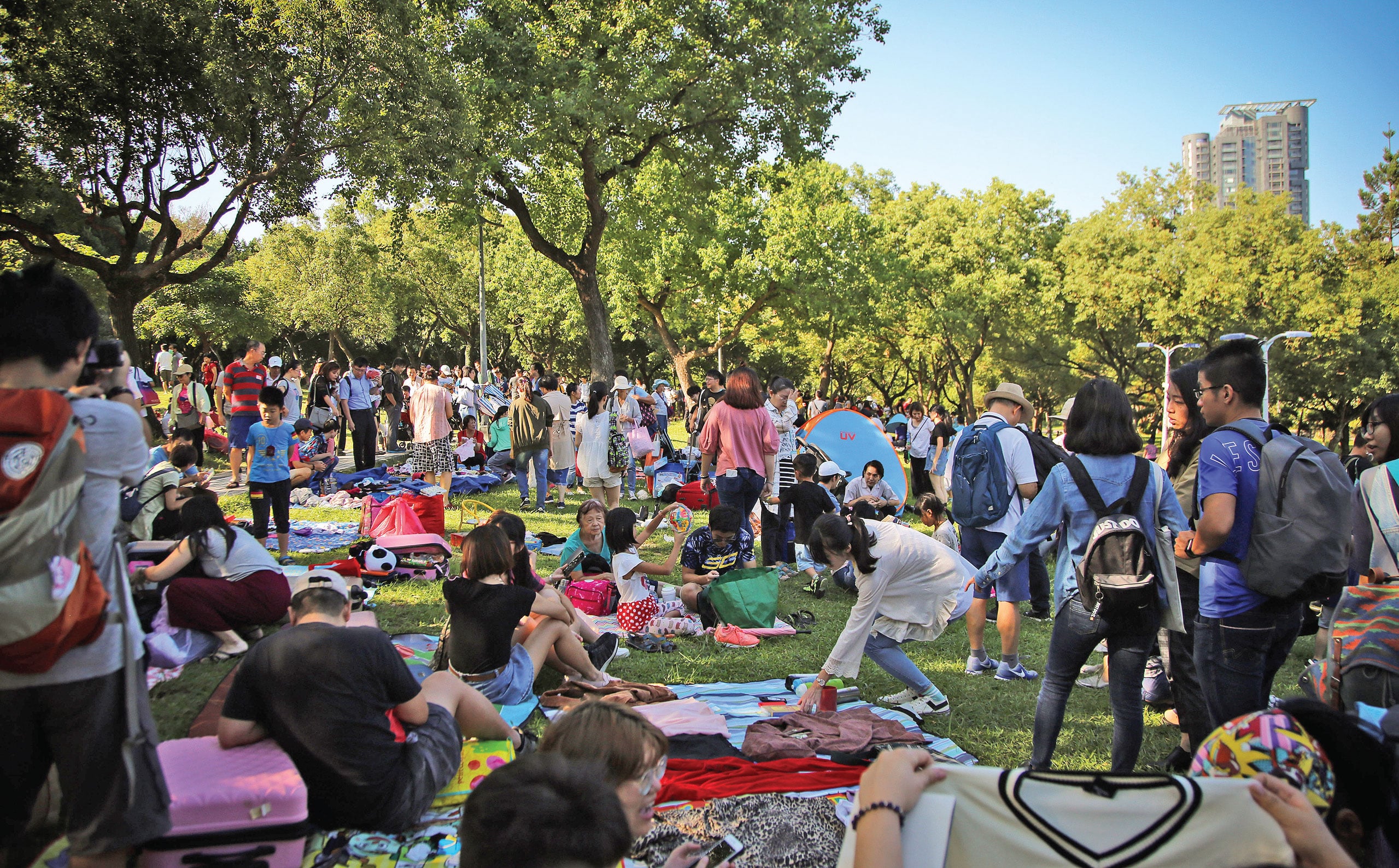 Ratusan lapak Take or Leave di Daan Park, Taipei, Taiwan.