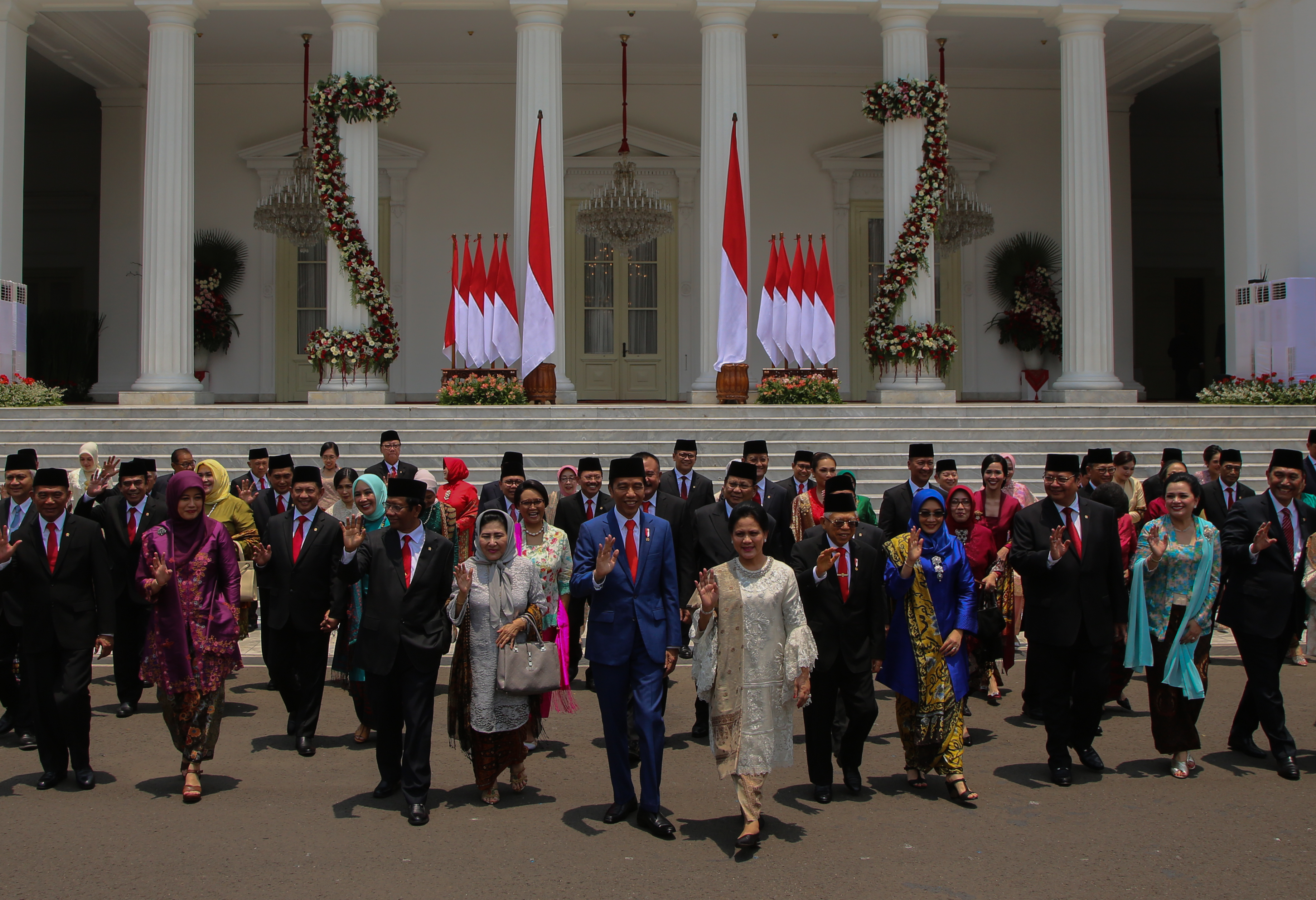 Presiden Joko Widodo, Wapres Ma'ruf Amin berfoto bersama jajaran menteri Kabinet Indonesia Maju seusai dilantik di Istana Merdeka.