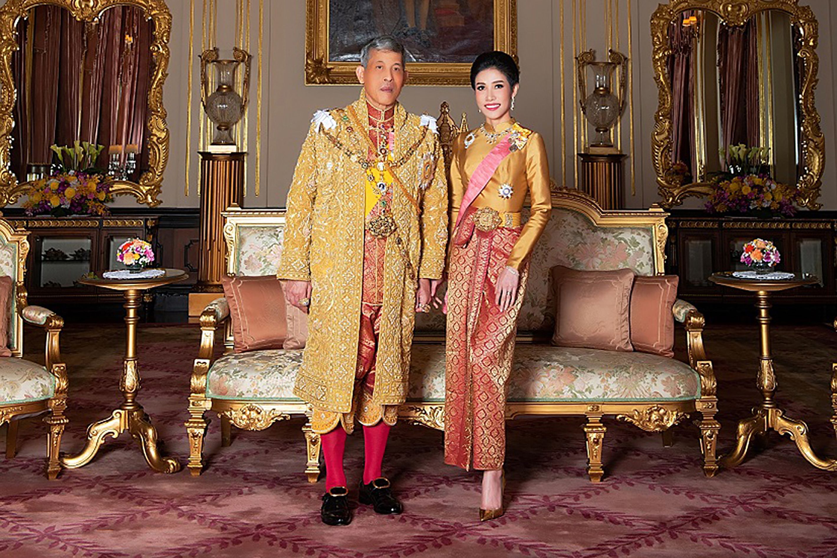 Raja Thailand Maha Vajiralongkorn (kiri) dan istrinya Sineenat Wongvajirapakdi
