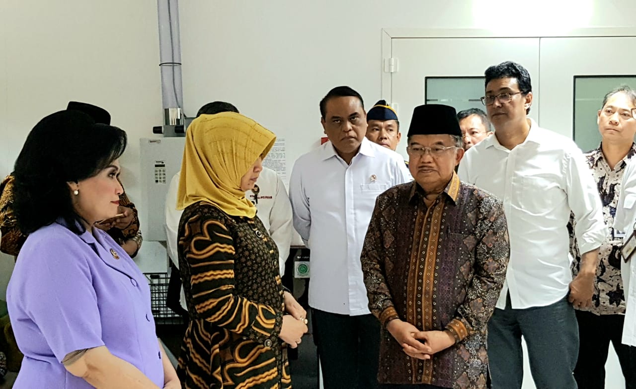 Jusuf Kalla berbincang dengan keluarga Wiranto di RSPAD Gatot Subroto