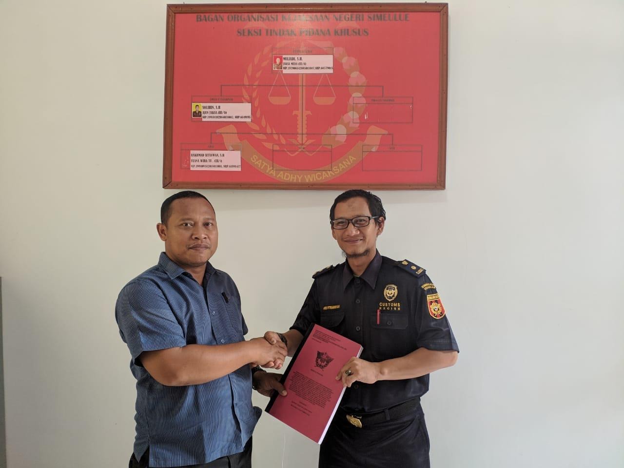 Kepala Seksi Penindakan dan Penyidikan, Ade Fitriansyah, menyerahkan berkas perkara kepada Kepala Seksi Tindak Pidana Khusus,  Muliadi, SH. 