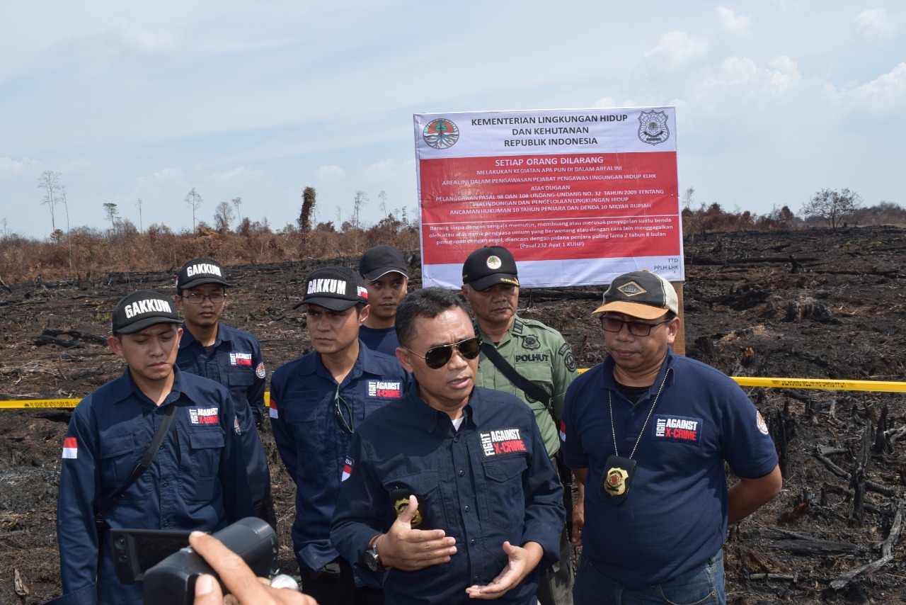 Ketua Satgas Penegakkan Hukum Kebakaran Hutan dan Lahan KLHK, Sugeng Priyanto (kacamata hitam) menjelaskan penyegelan lahan milik PT TCP