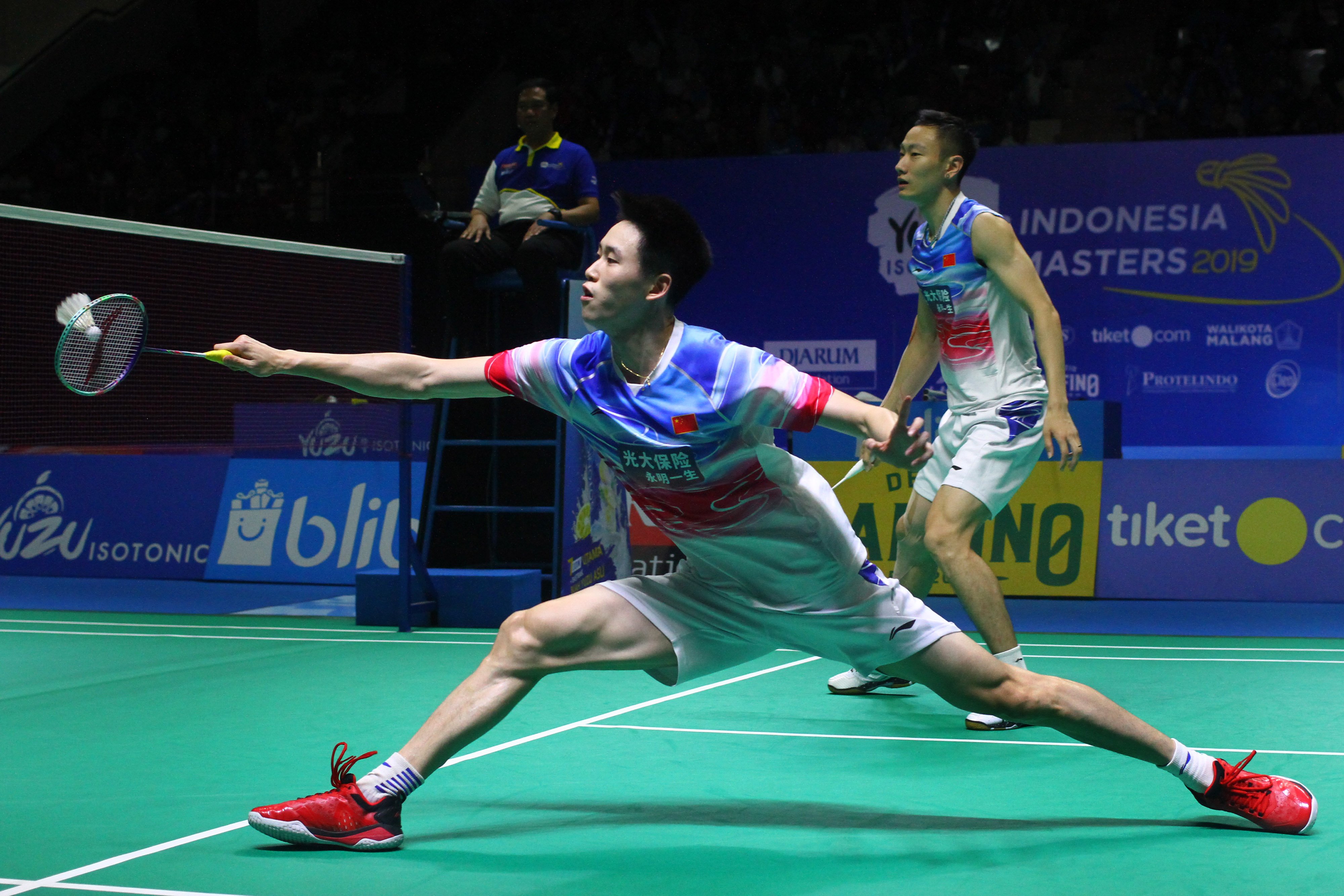 Ganda putra andalan Tiongkok, Ou Xuan Yi (kiri) dan Zhang Nan (kanan), meraih gelar juara di Indonesia Masters 2019.