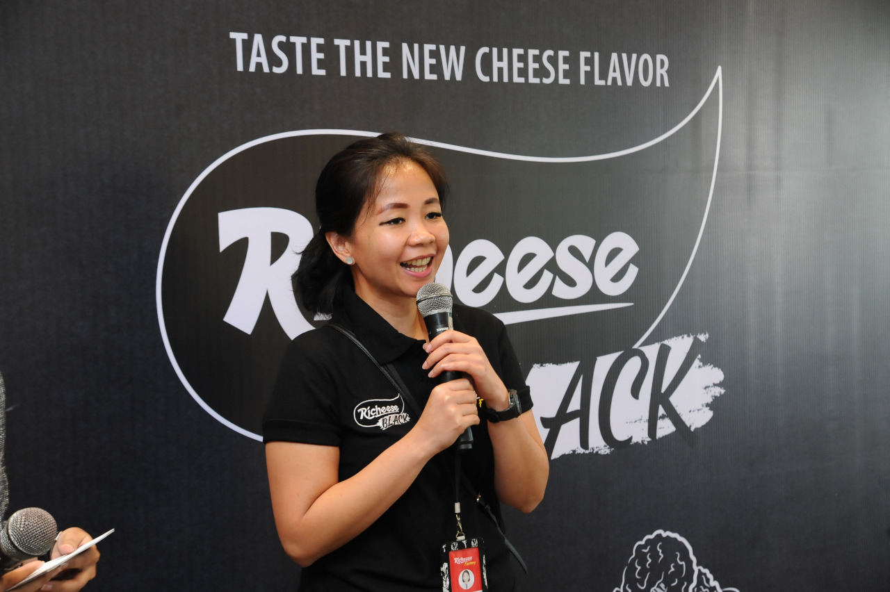 Fahmi Ristianty, Head Marketing PT Richeese Kuliner Indonesia, saat memperkenalkan produk terbaru.