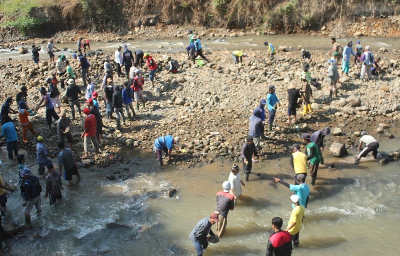 Warga di empat desa di Cianjur mengalami krisis air bersih akibat kemarau panjang. 